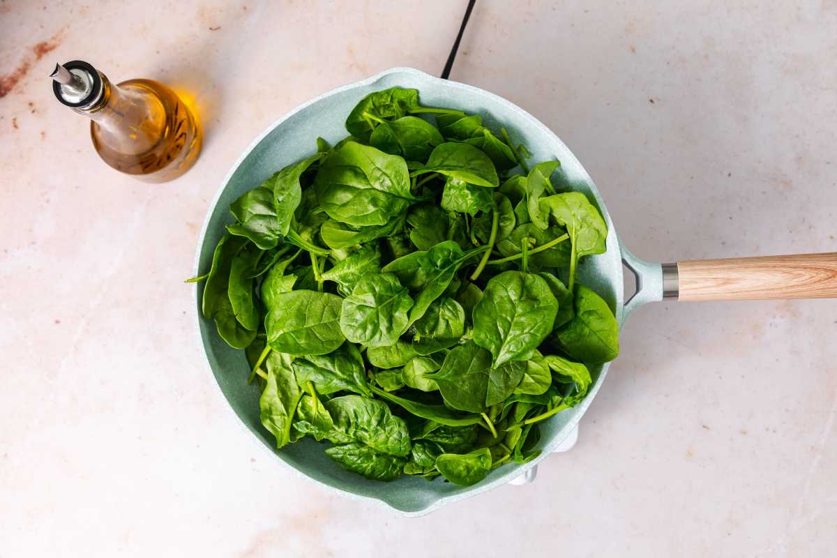 Hogyan készítsünk minden alkalommal spenótot finom zöldekhez
