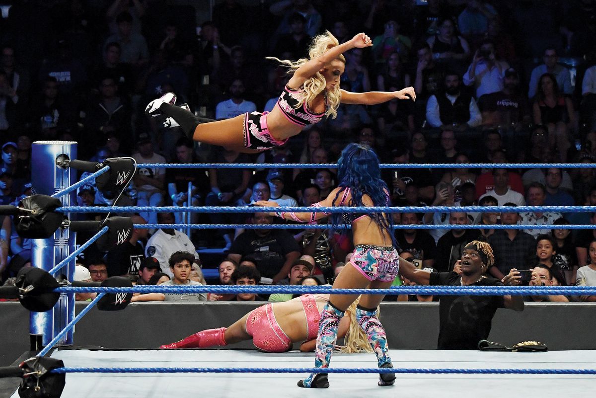 Leah Van Dale, namı diğer Carmella, güreş ringinde havada uçuyor