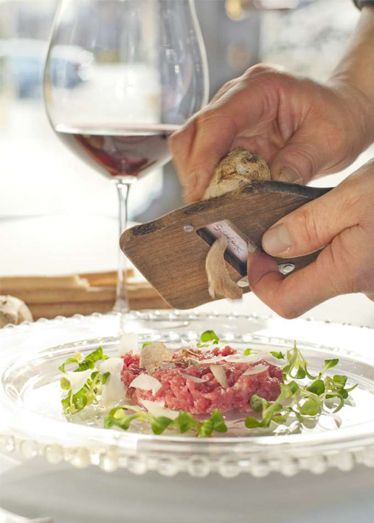 La carne cruda (carne cruda picada) es una especialidad local que se sirve en Osteria dell