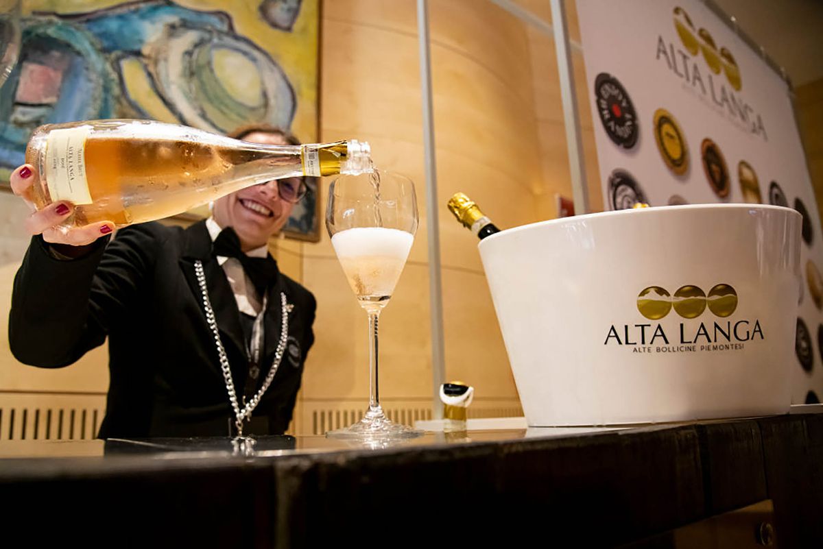 Person pouring sparkling in Alta Langa