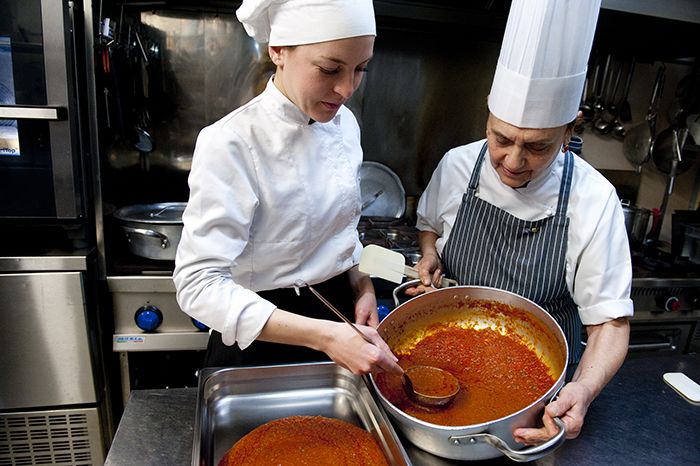 Chef-Sommelier Eliana Catalani en la cocina de Spirito Divino, Roma, Italia / Foto de Susan Wright