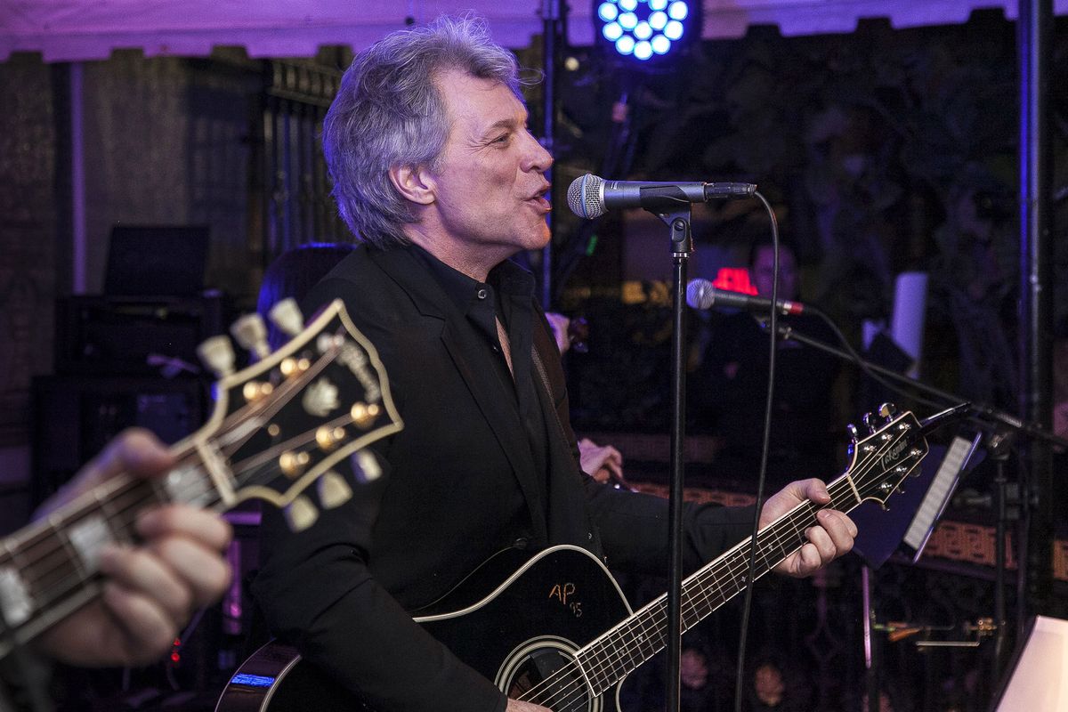 Bon Jovi biểu diễn