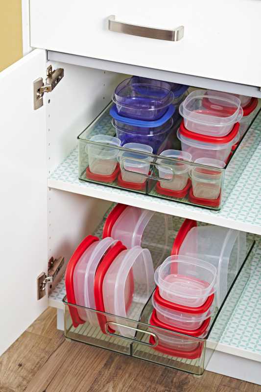 szafka z pojemnikami do przechowywania żywności zorganizowana w plastikowych pojemnikach