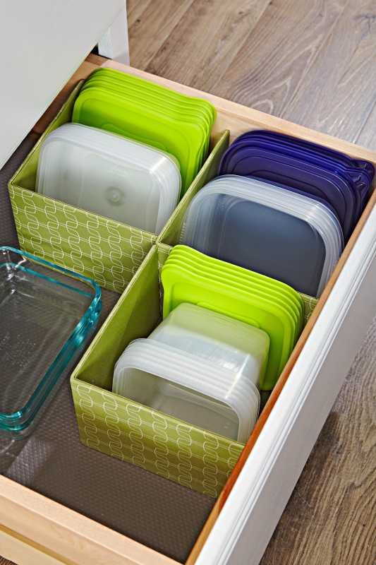 organiserte plastmatoppbevaringsbeholdere med grønne og blå lokk