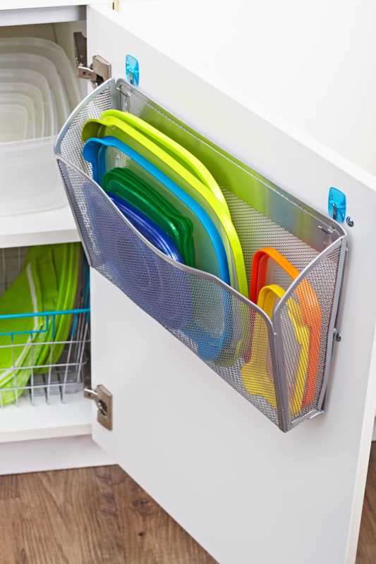barevné plastové víka pro skladování potravin organizované v košíku
