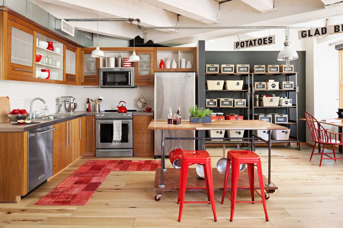 bangku merah dan permadani dengan rak penyimpanan terbuka dapur