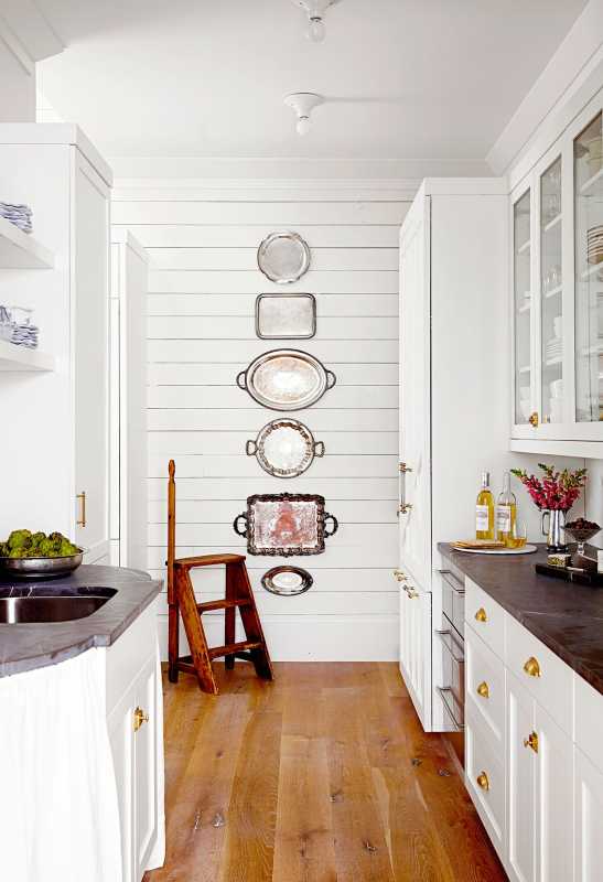 Бели кухненски дървени подови тави на стената