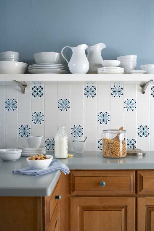 Los azulejos para salpicaduras que se pueden despegar y pegar son la solución de cocina apta para inquilinos
