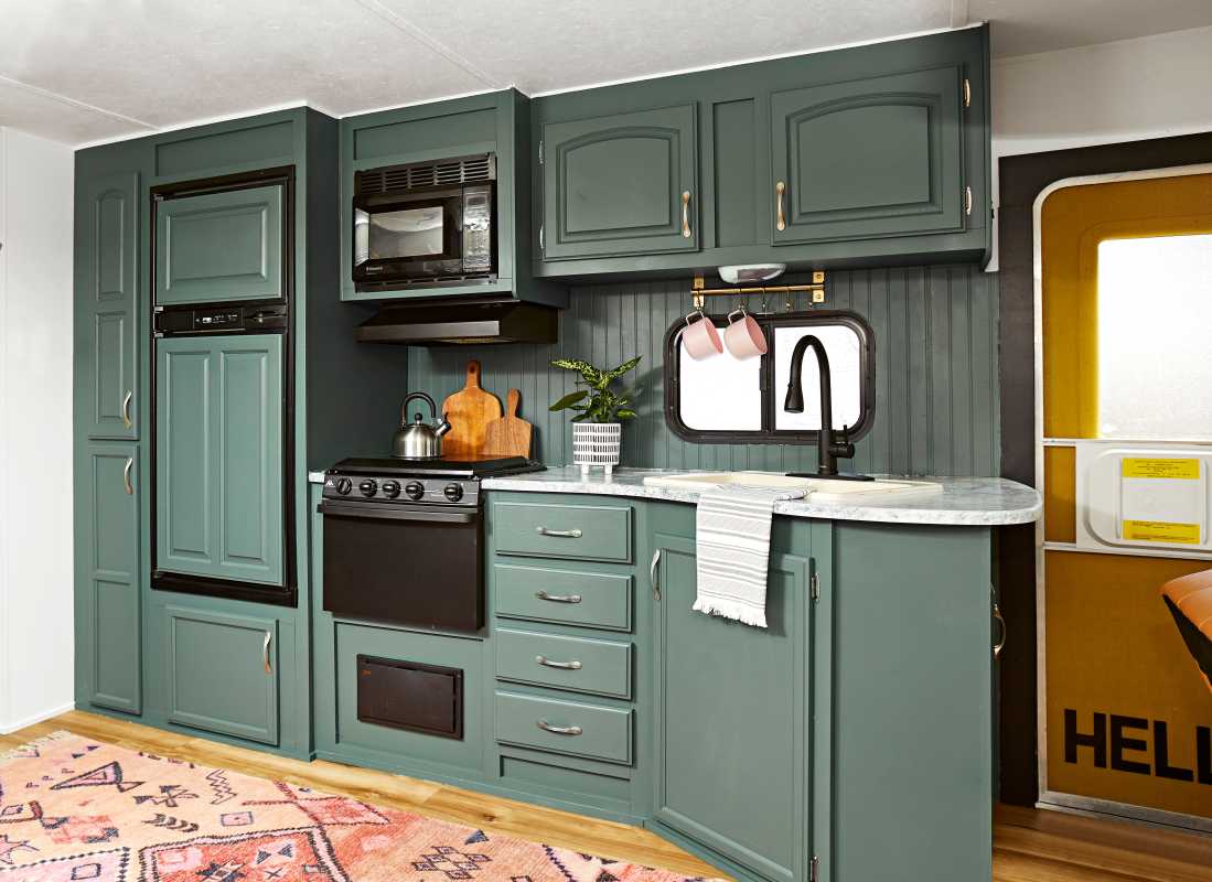 خزائن المطبخ الداخلية باللون الأخضر لعربة RV
