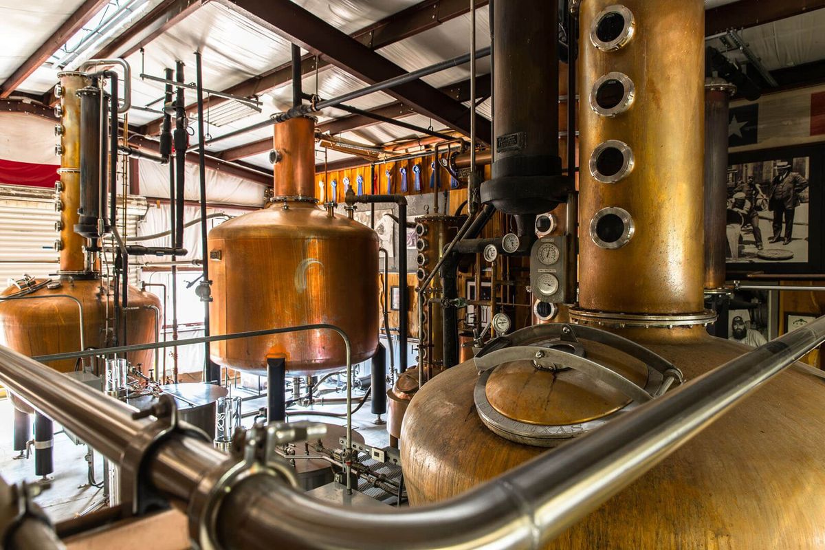 Uma foto da destilaria da Destilaria Garrison Brothers