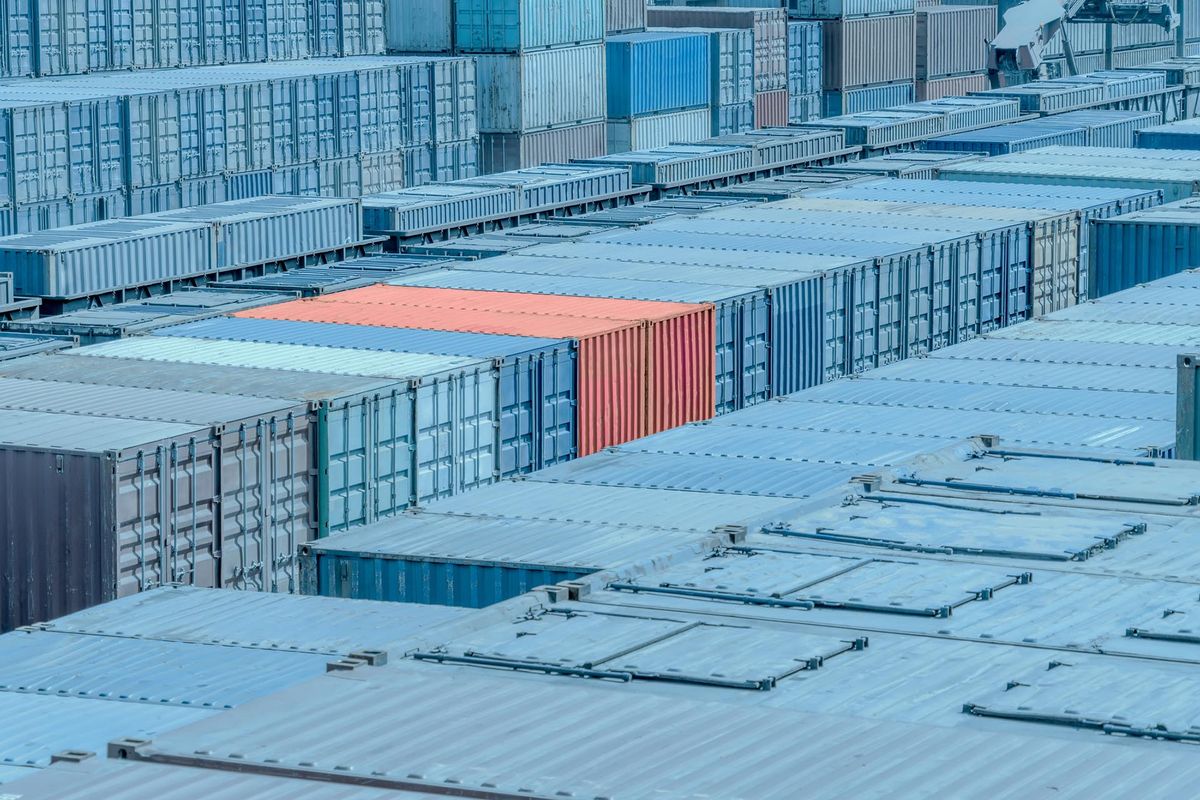 Транспортни контейнери в очакване на износ / Гети