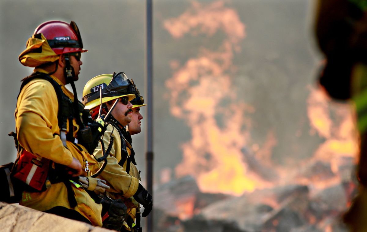 Los bomberos en Malibú luchan contra el incendio de Woolsey que ha quemado casi 100,000 acres hasta la fecha / Foto de Sandy Huffaker, Getty Images