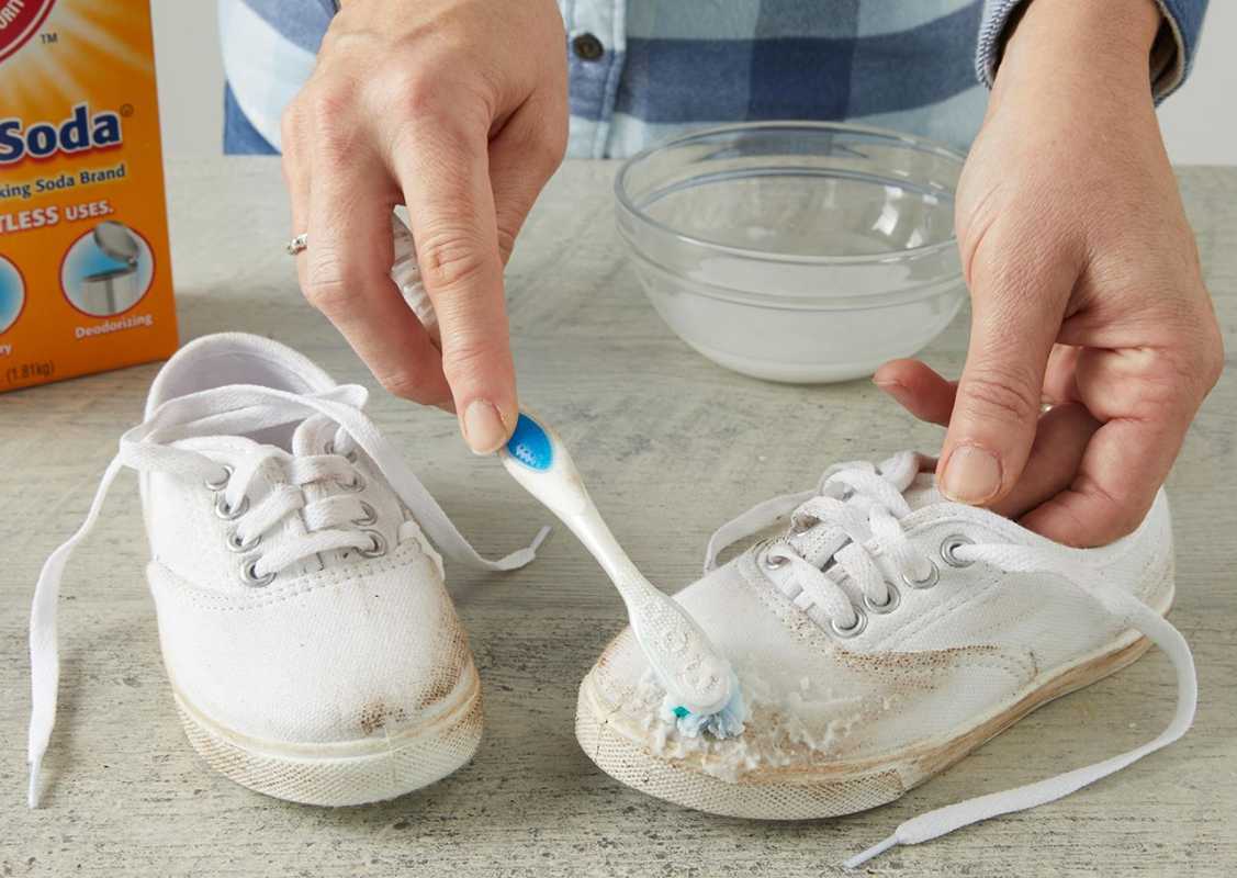 balto apavu tīrīšana ar cepamo sodu