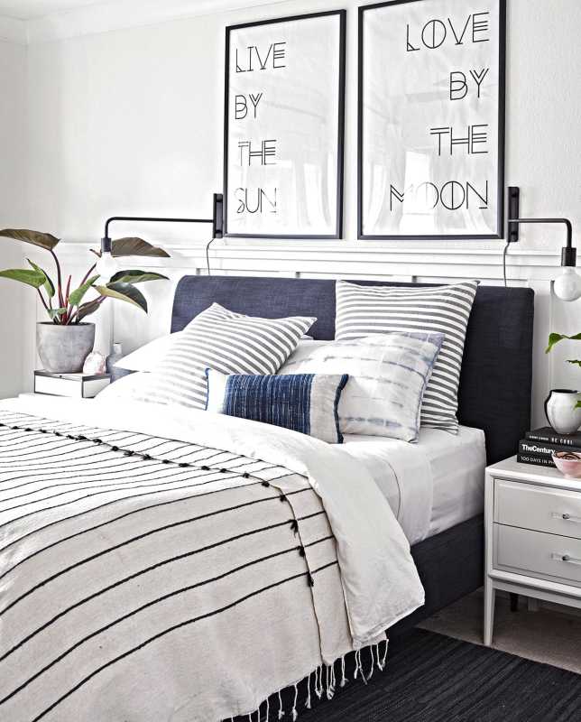 dormitor alb cu accente bleumarin în dungi