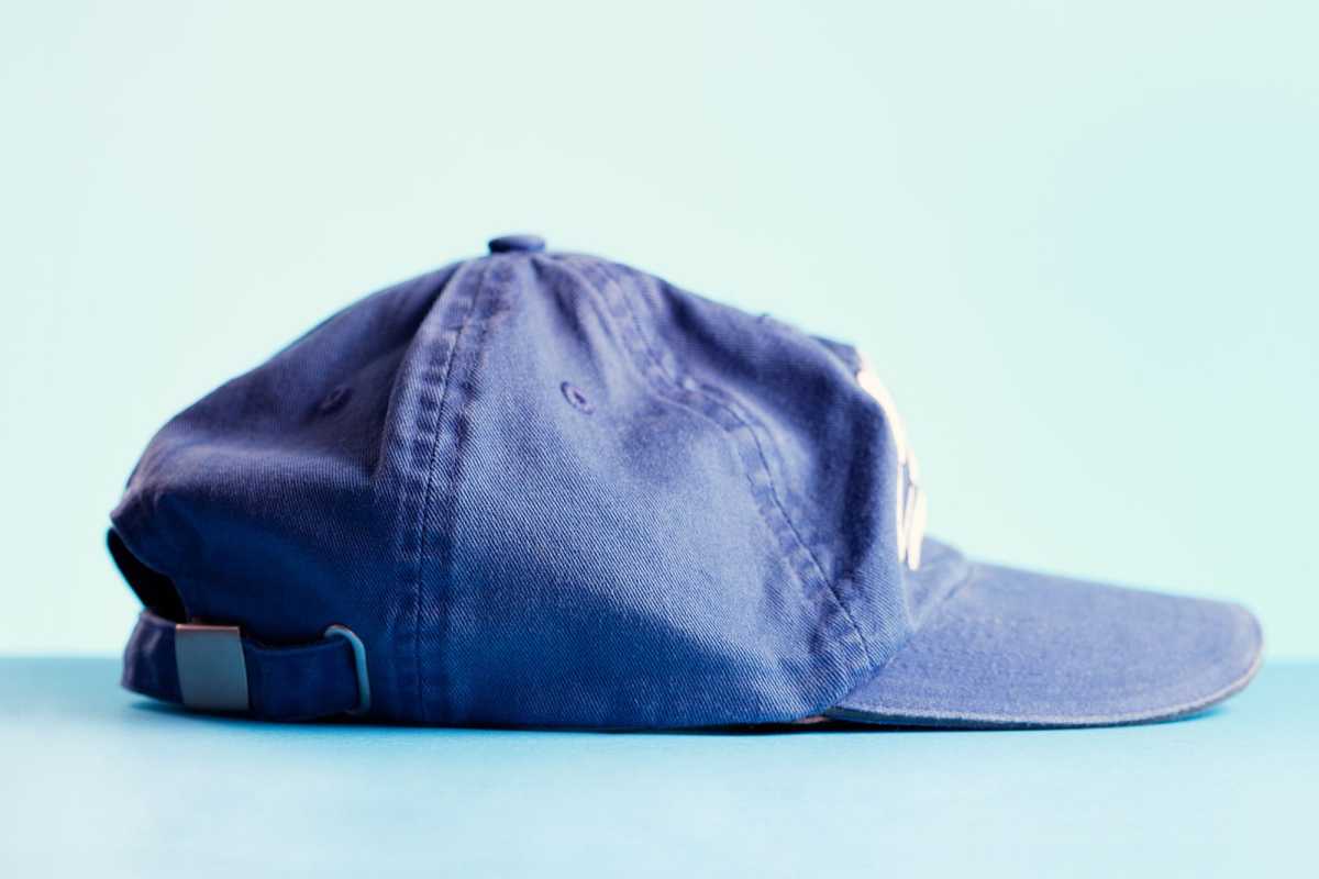 Как да перете бейзболна шапка, за да не загуби формата си