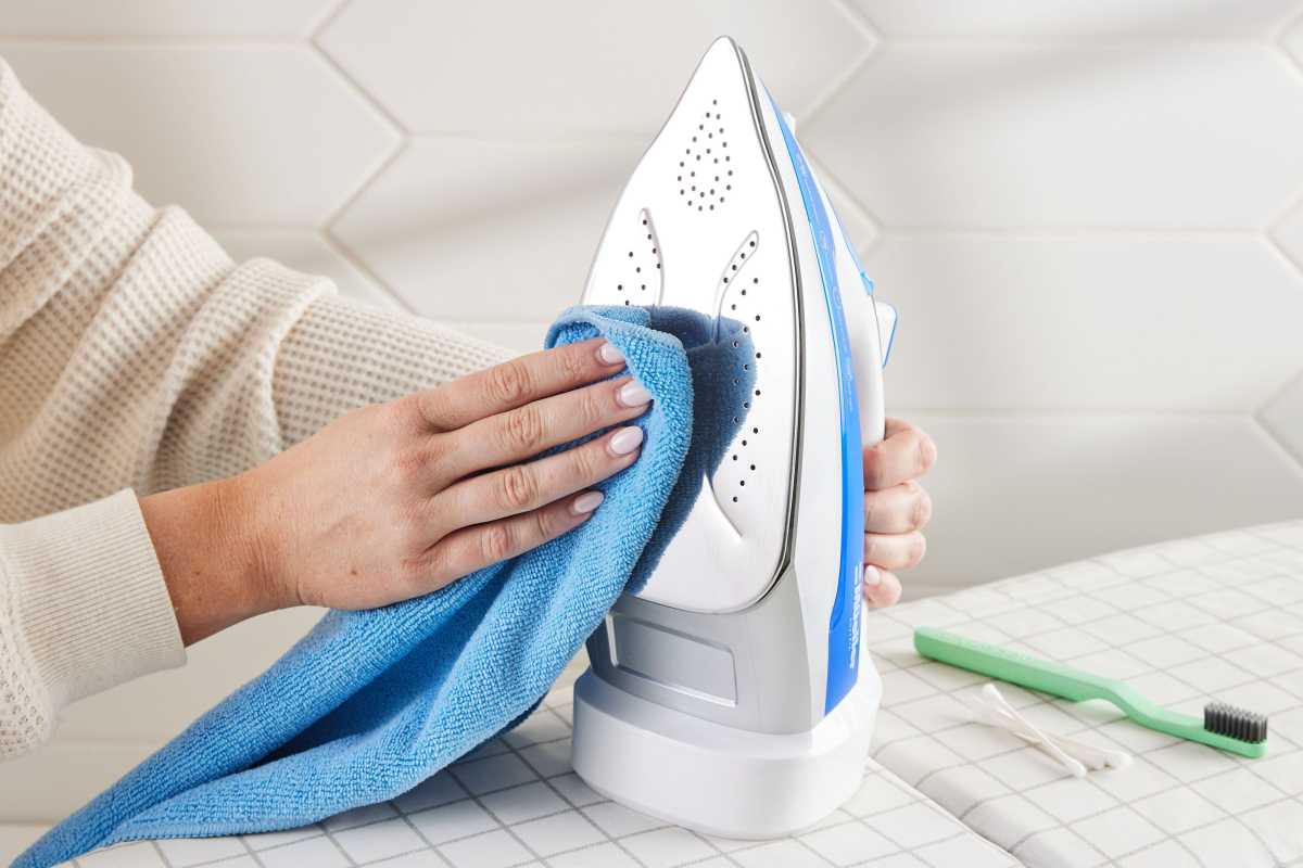 כיצד לנקות מגהץ עבור בגדים ומצעים דחוסים בצורה מושלמת