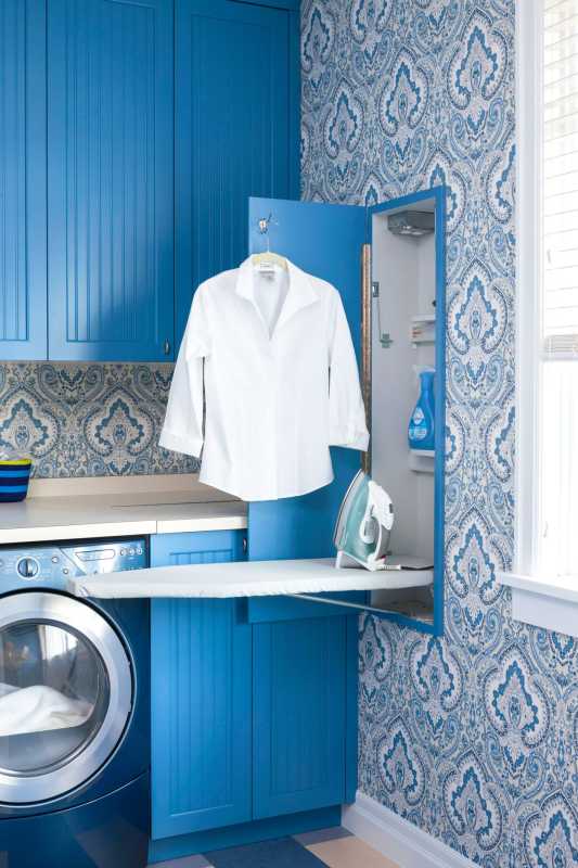 cuarto de lavado azul con tabla de planchar