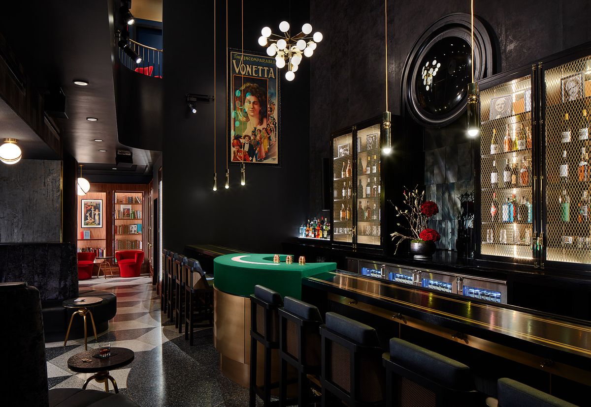 Fotos de um bar vazio e elegante, paredes pintadas de preto