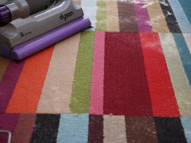 Научете как да направите сухо средство за почистване на килими, за да освежите и почистите дома си.