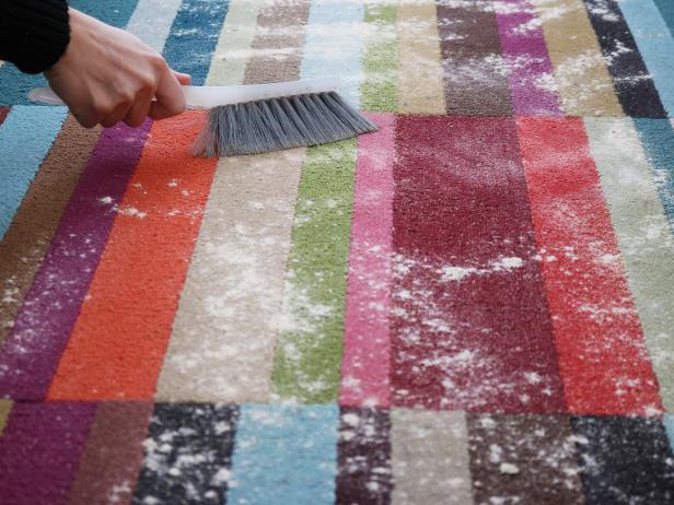 Usar un limpiador de alfombras casero para limpiar una alfombra.