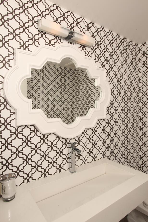Модерна бяла и кафява стая на прах с правоъгълна мивка