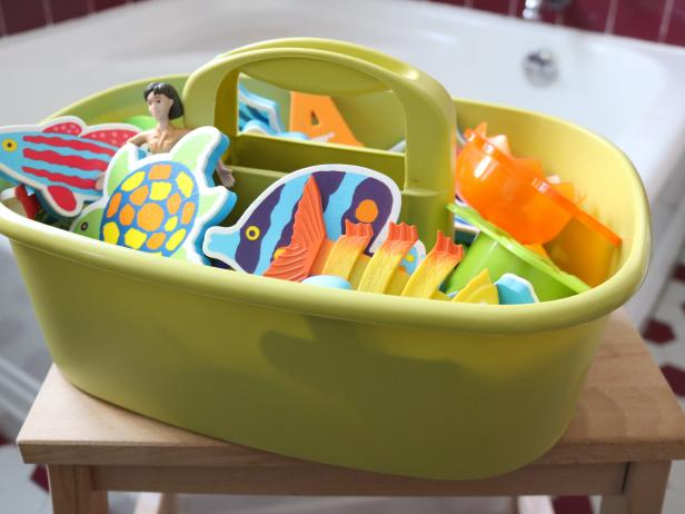 Een gemakkelijke, natuurlijke manier om het badspeelgoed van uw kinderen schoon te maken
