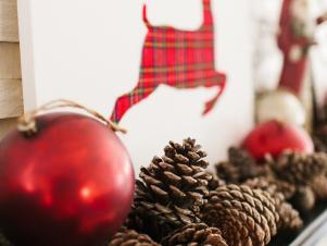 Original-TomKat_Christmas-lò sưởi-mantel-truyền thống-pinecones-decor_v