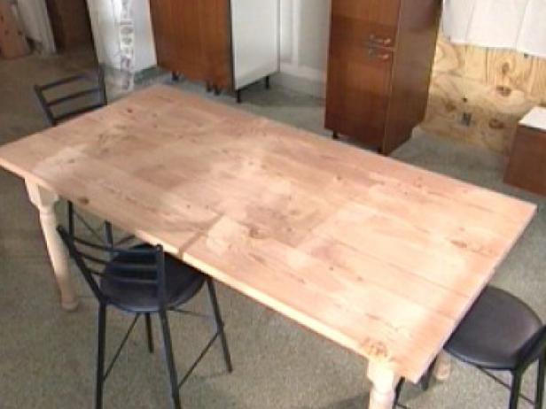 madera recuperada utilizada para construir la mesa de la casa de campo