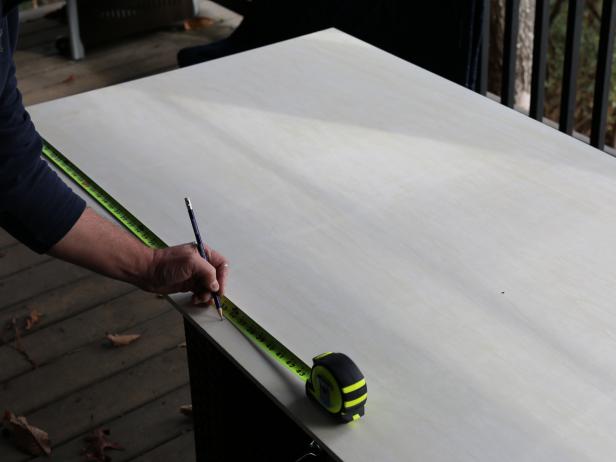 Na podlagi stene, na katero bo obešen niz, izvedite ustrezne meritve, nato pa z merilnim trakom in svinčnikom označite vezan les po velikosti.