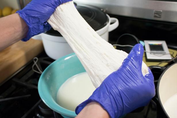 DIY Network zeigt Ihnen, wie Sie Ihren eigenen hausgemachten Mozzarella herstellen – in weniger als einer Stunde.