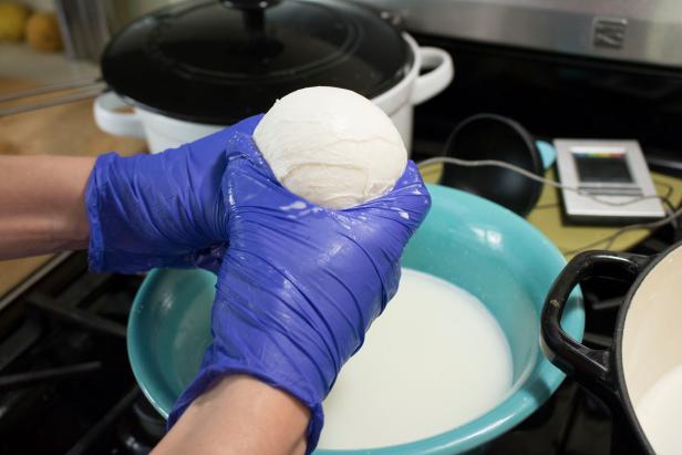 DIY Network pokazuje, jak zrobić własną mozzarellę w domu – w mniej niż godzinę.