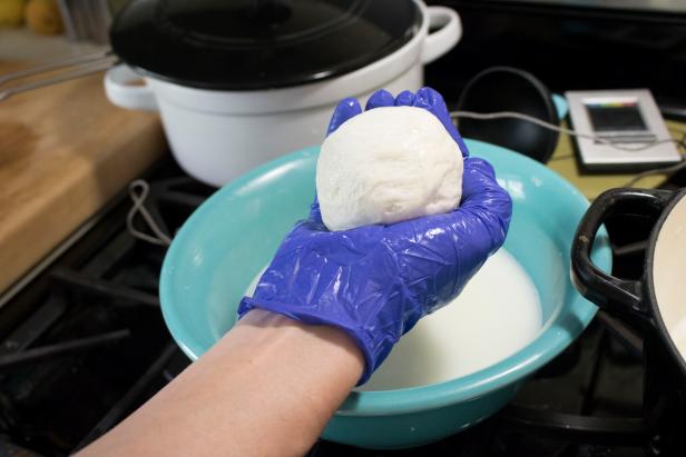DIY Network vám ukáže, jak si vyrobit vlastní domácí mozzarellu - za méně než hodinu.