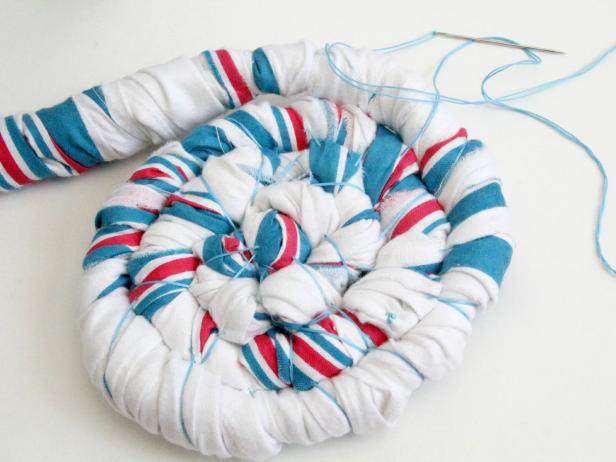 CI-Jess-Abbott_Baskets-made-from-baby-одеяла-продължаване-спирала-step16_4x3