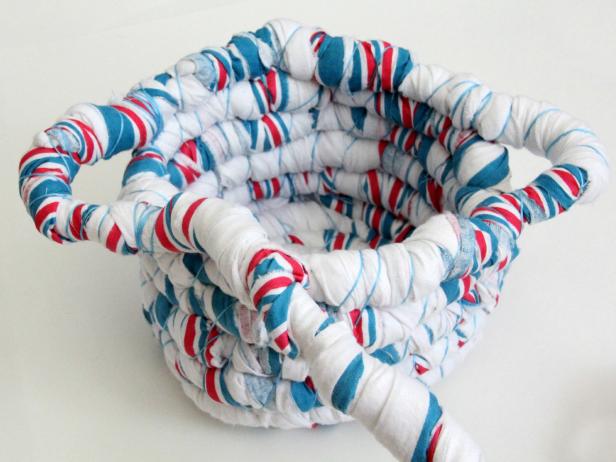 CI-Jess-Abbott_Baskets-made-from-baby-blankets-create-handles-step21_4x3