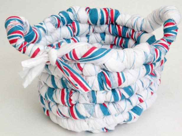 CI-Jess-Abbott_Baskets-made-from-baby-blankets- معقود-نهاية الخطوة