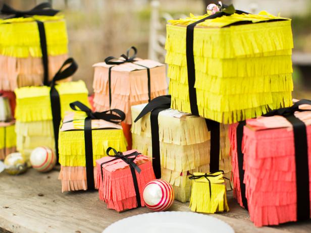 Paano Gumawa ng Mga Piñata-Style Gift Box