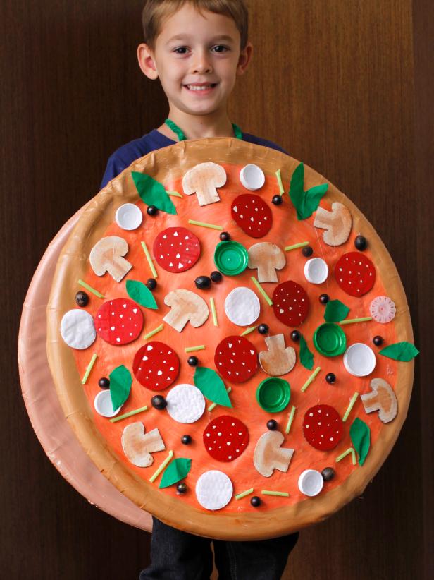 Hoe maak je een pizza Halloween-kostuum