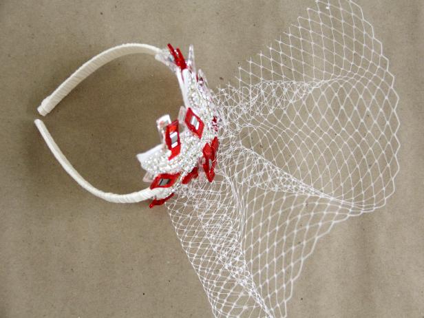 CI-Jess-Abbott_birdcage-bridal-veil-binder-clips-holding-netting-to-headband8_h
