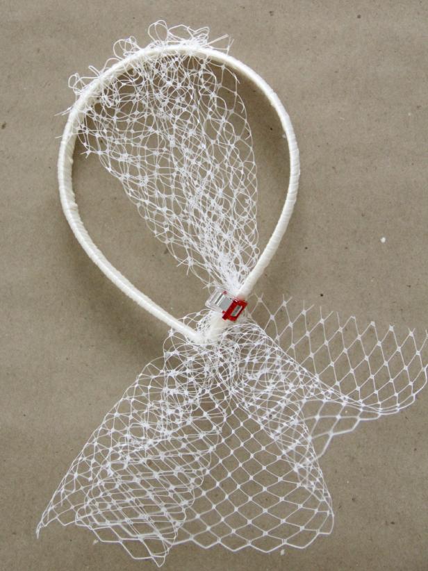 CI-Jess-Abbott_birdcage-bridal-voal-attach-netting-to-headband7_v