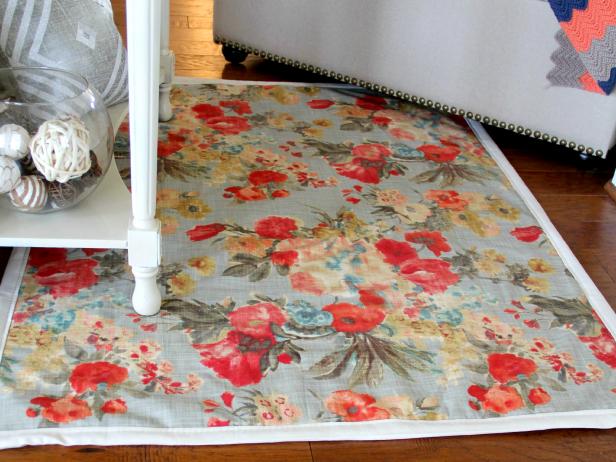 Cómo hacer una alfombra con tela de tapicería