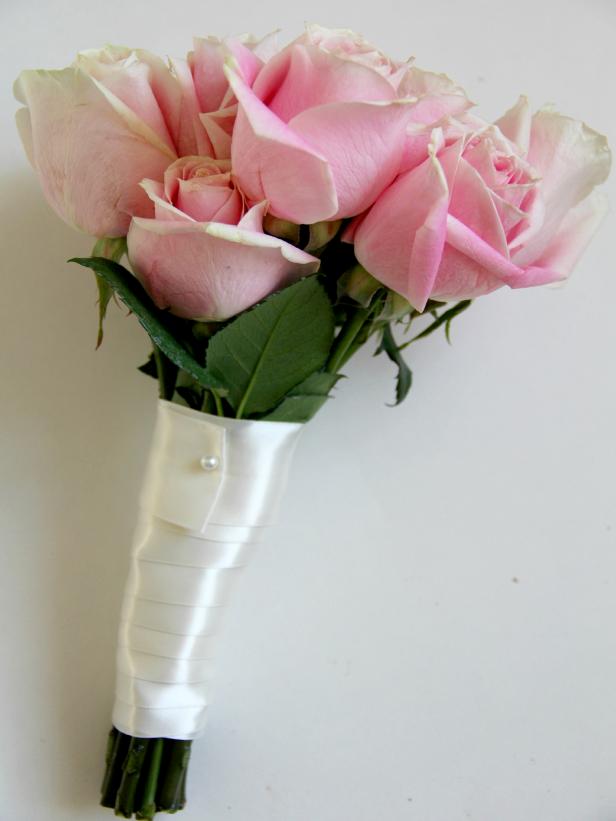 CI-Jess-Abbott_ramo-de-boda-rosas-rosas-pin-ribbon-step5_v