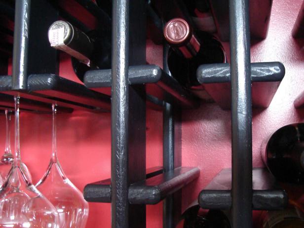 Kaip įdiegti ant sienos tvirtinamą vyno lentyną