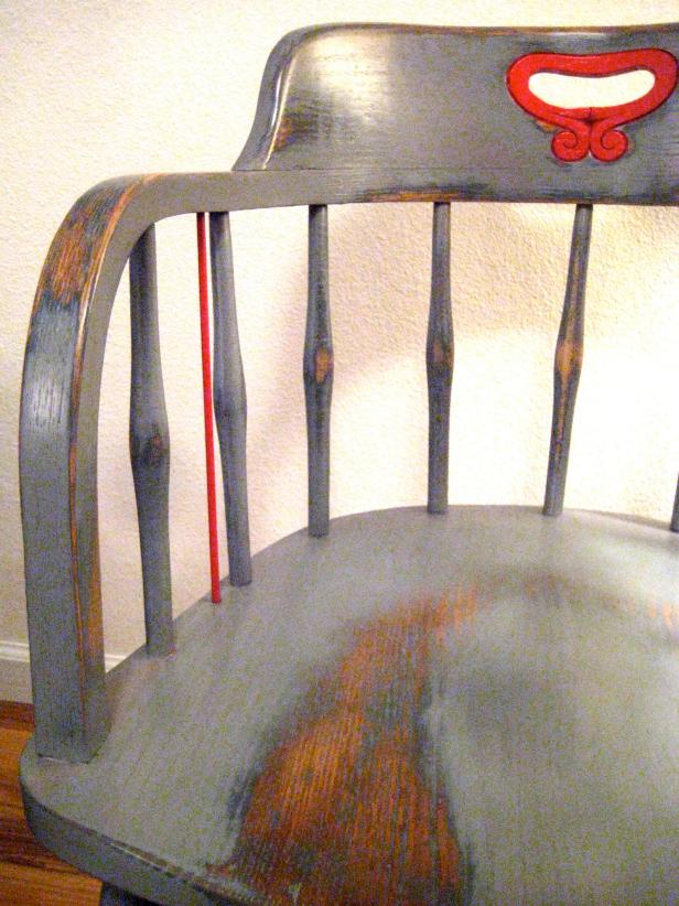 Üksikasjalik foto teie valminud toolist pärast 3–5 selge kaitsva viimistluskihi pealekandmist. Enne kasutamist lase piisavalt kuivada. Pange tähele hädas / kulunud kohti.
