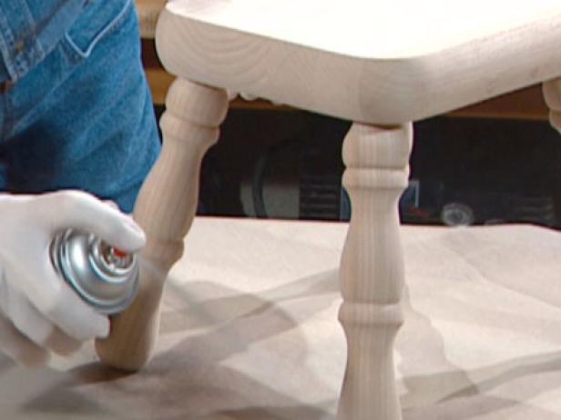 Hur man skapar åldrade möbler för ett landsantikalt utseende