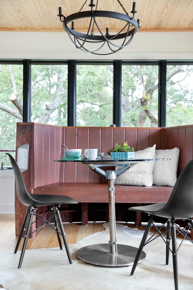 काली कुर्सियों की एक जोड़ी नाश्ता भोजन क्षेत्र को पूरा करती है, जो शैली को मस्ती की भावना के साथ जोड़ती है।