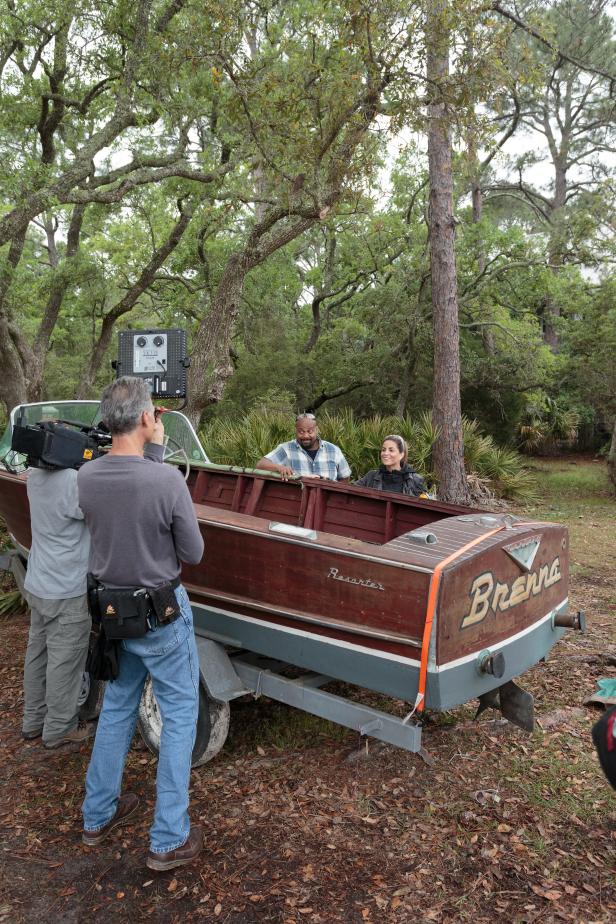 كما هو موضح في DIY Network Blog Cabin ، فإن التجديدات جارية حيث يقوم المضيفان كريس جروندي وأليسون فيكتوريا بتحويل قارب عتيق إلى أثاث داخلي. يقع DIY Network Blog Cabin 2016 في باناسيا ، فلوريدا.