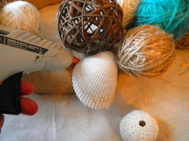 Original_Yarn-ball-wreath_glueing-shells_s4x3