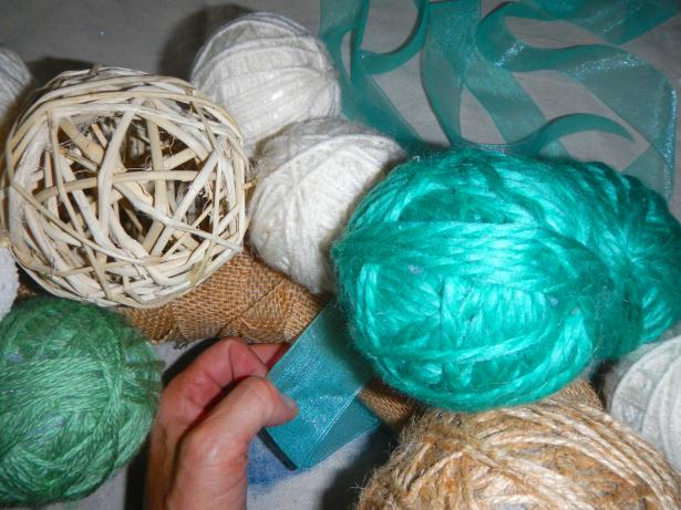 Original_Yarn-ball-wreath_ tieing-hanging-ribbon_s4x3