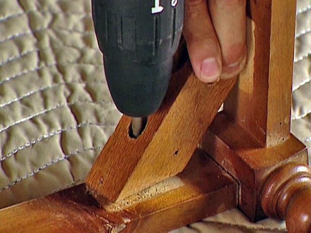 Retire los tornillos de la almohadilla de la silla con una pistola de tornillos inalámbrica