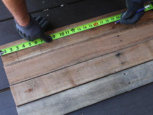 Når plankene er kuttet fra pallen, måler du dem og markerer dem til ønsket høyde og bredde for inngangen din ved hjelp av målebånd og blyant.